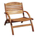 Eenvoudige houten loungestoel met lattenontwerp